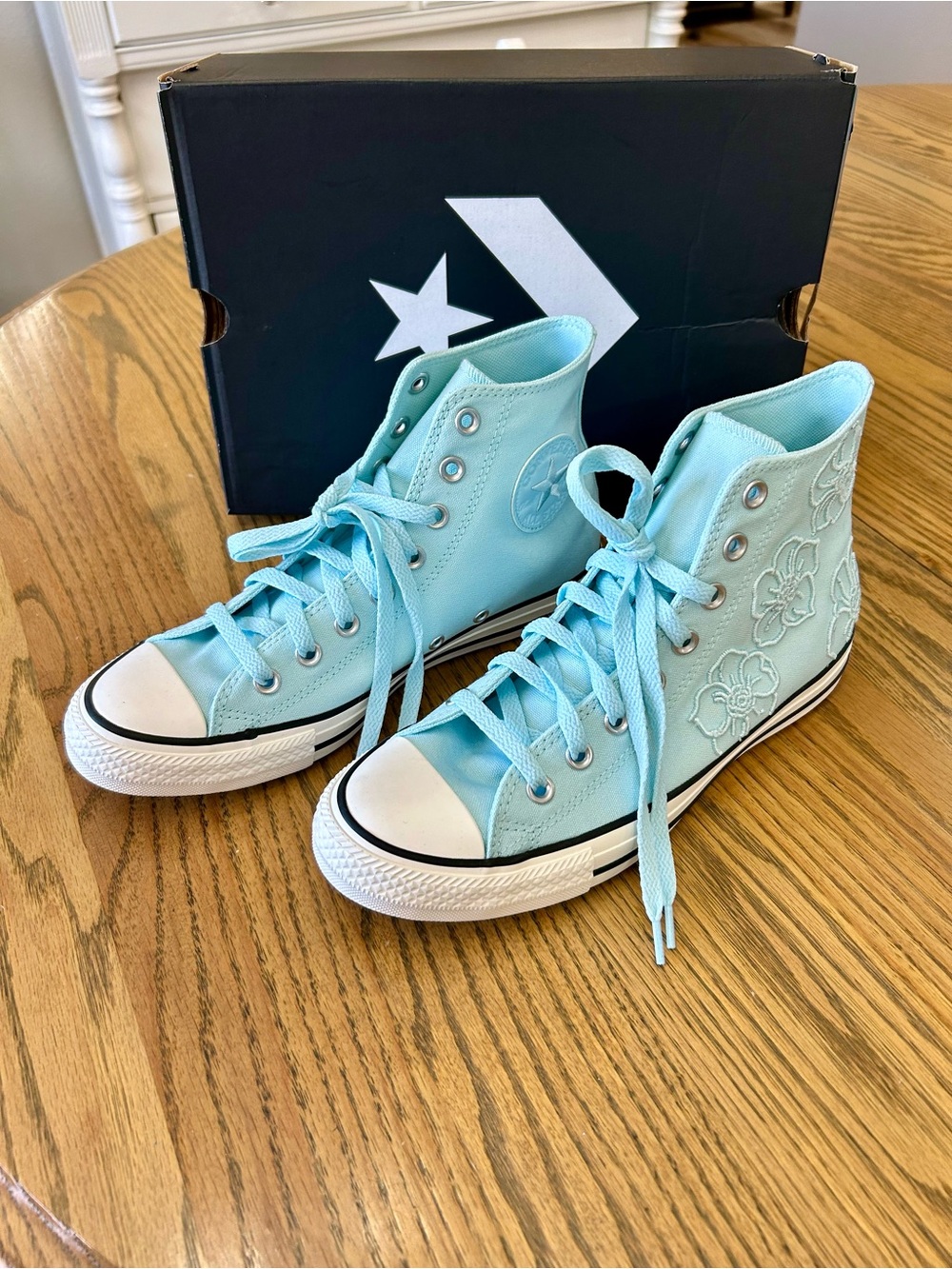 Converse Chuck Taylor All Star Embroidered Floral High Tops, size 9